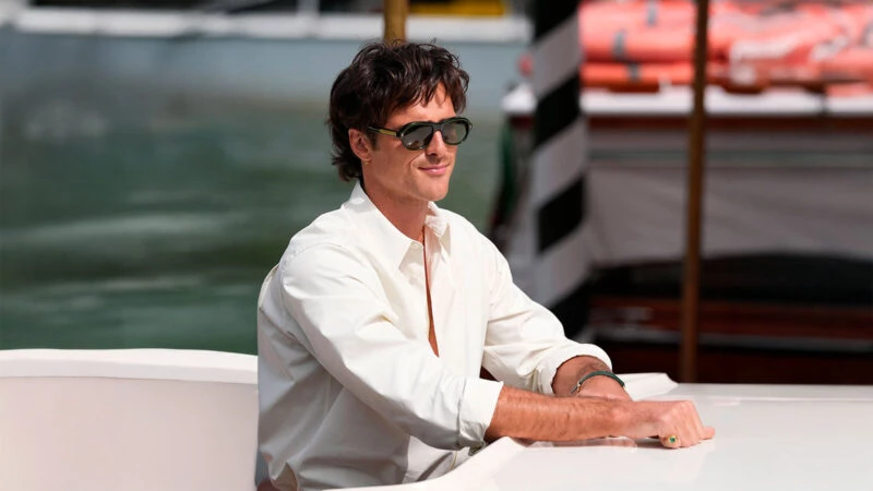 Jacob Elordi con camisa blanca y gafas de sol durante su llegada en góndola al Festival de Cine de Venecia 2025.