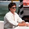 Jacob Elordi con camisa blanca y gafas de sol durante su llegada en góndola al Festival de Cine de Venecia 2025.