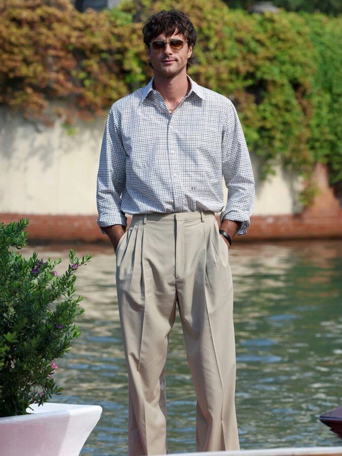 Jacob Elordi con camisa de cuadros y pantalones beige de Bottega Veneta a su llegada al Festival de Cine de Venecia 2025.