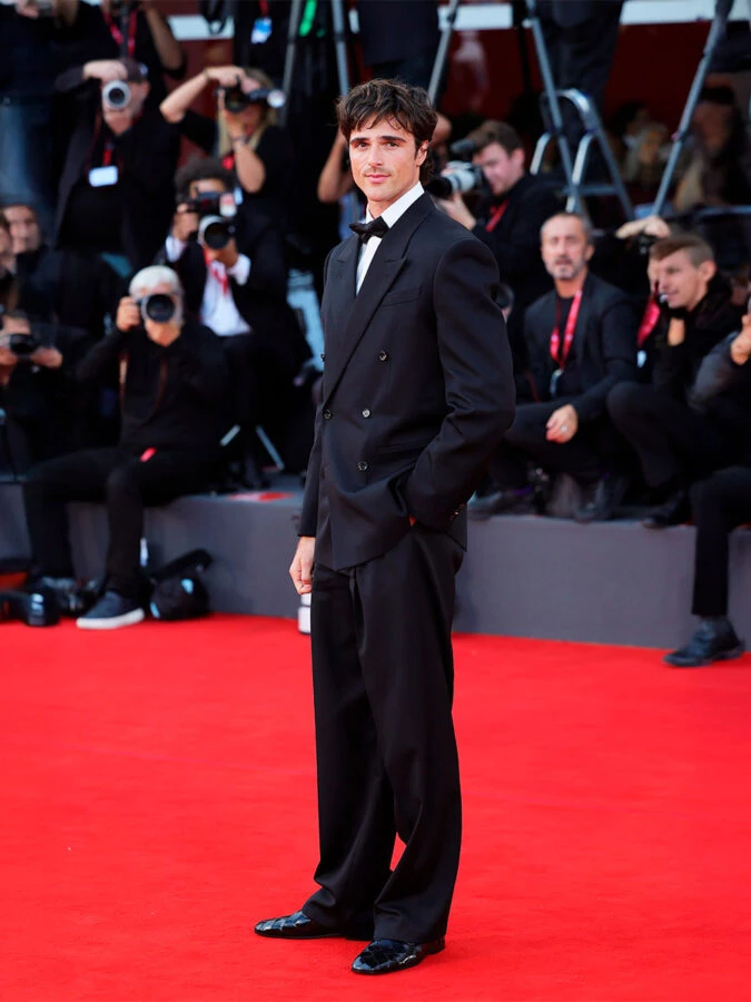 Jacob Elordi con esmoquin negro cruzado de Bottega Veneta en la alfombra roja del Festival de Cine de Venecia 2025.