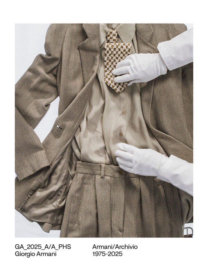 Archivo Giorgio Armani 1975-2025 con traje masculino en tonos tierra.