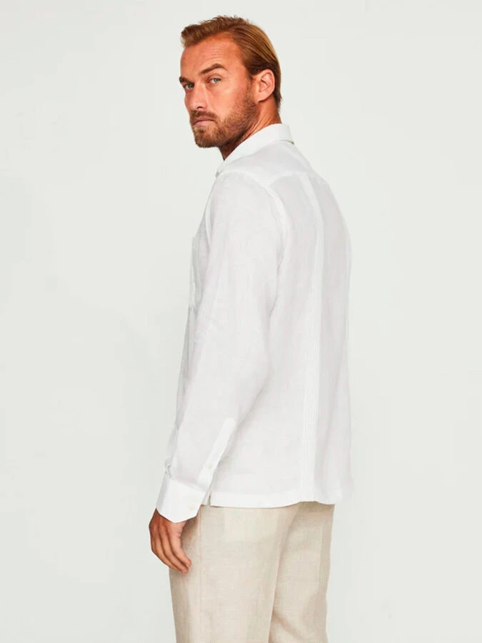 Parte trasera de la camisa guayabera de lino blanca de Mirto, idéntica a la que lució el Rey Felipe VI en Marivent.