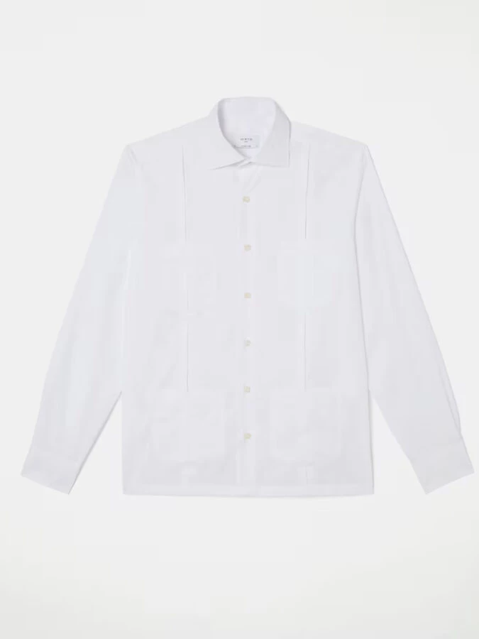 Camisa guayabera blanca de lino de la firma española Mirto, modelo clásico con jaretas y bolsillos.
