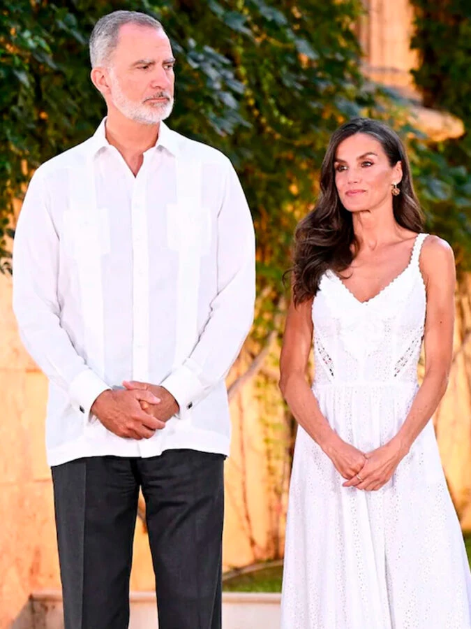Primer plano del Rey Felipe VI con la Reina Letizia en la recepción oficial en Marivent, ambos vestidos de blanco.