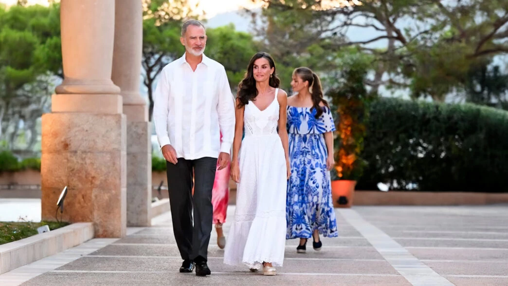 El Rey Felipe VI junto a la Reina Letizia caminando en los jardines de Marivent durante la recepción del verano 2025.