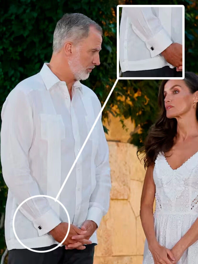 Detalle del puño doble con gemelo negro en la camisa guayabera blanca del Rey Felipe VI.