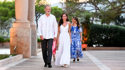 El Rey Felipe VI junto a la Reina Letizia caminando en los jardines de Marivent durante la recepción del verano 2025.