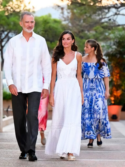El Rey Felipe VI junto a la Reina Letizia caminando en los jardines de Marivent durante la recepción del verano 2025.