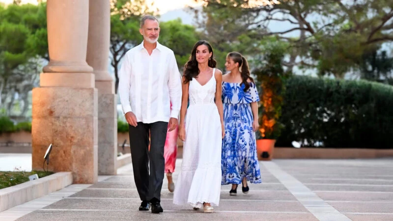 El Rey Felipe VI junto a la Reina Letizia caminando en los jardines de Marivent durante la recepción del verano 2025.
