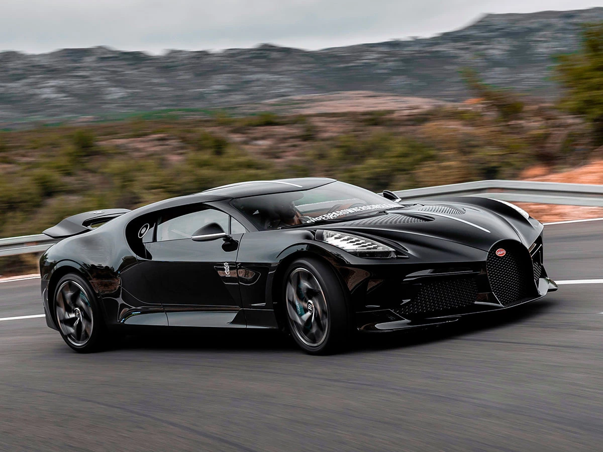 Bugatti La Voiture Noire en movimiento por una carretera de montaña.