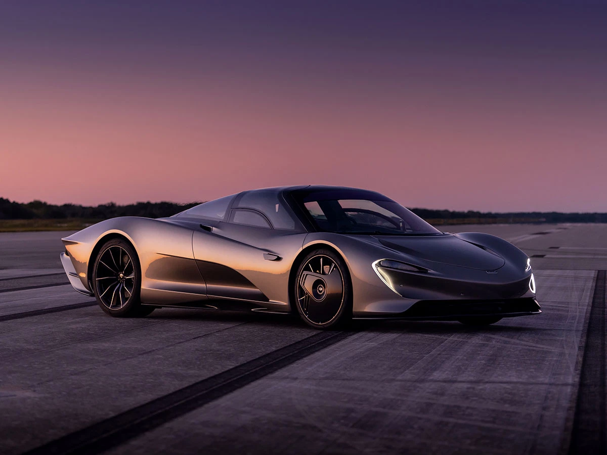 McLaren Speedtail estacionado en pista con el cielo al atardecer.