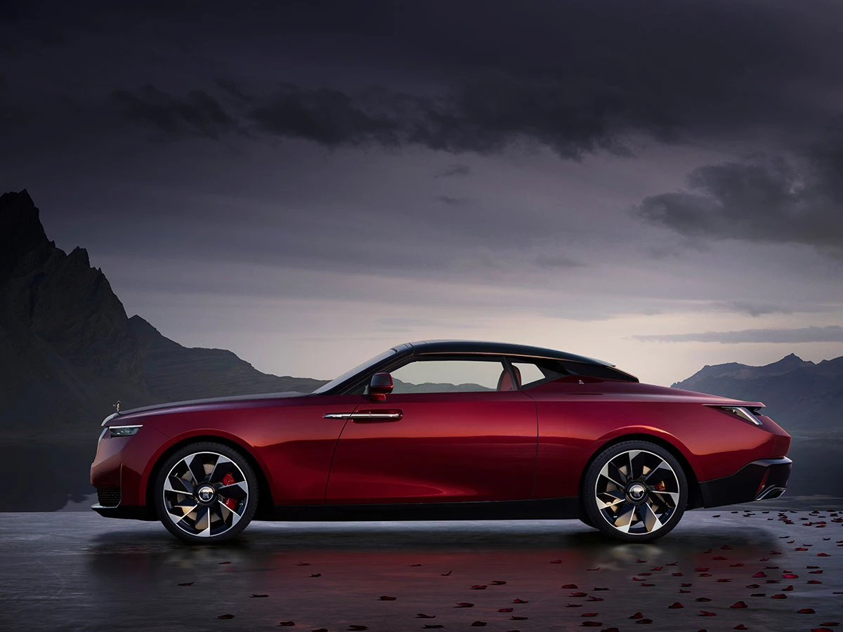 Rolls-Royce Droptail Noir descapotable en acabado rojo y negro visto de perfil.