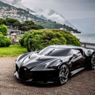 Bugatti La Voiture Noire estacionado frente al lago de Como, Italia.
