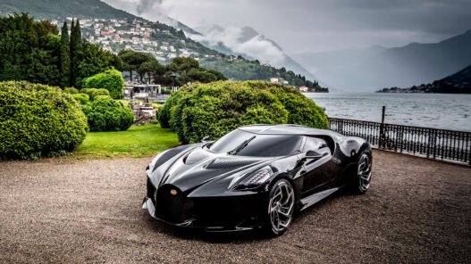 Bugatti La Voiture Noire estacionado frente al lago de Como, Italia.