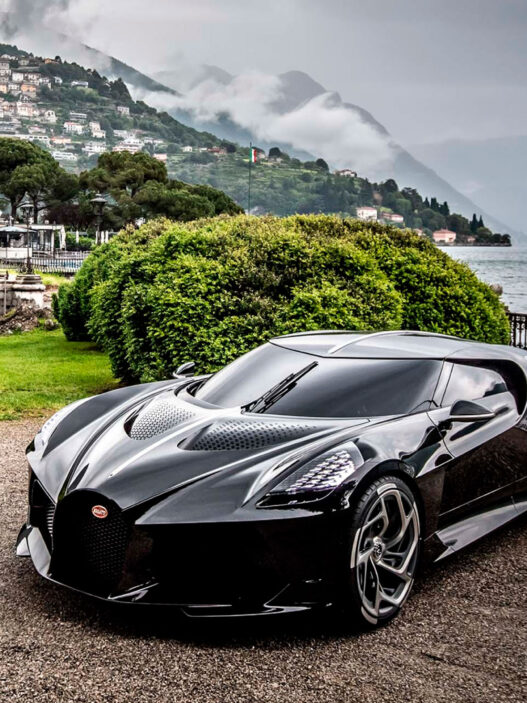 Bugatti La Voiture Noire estacionado frente al lago de Como, Italia.