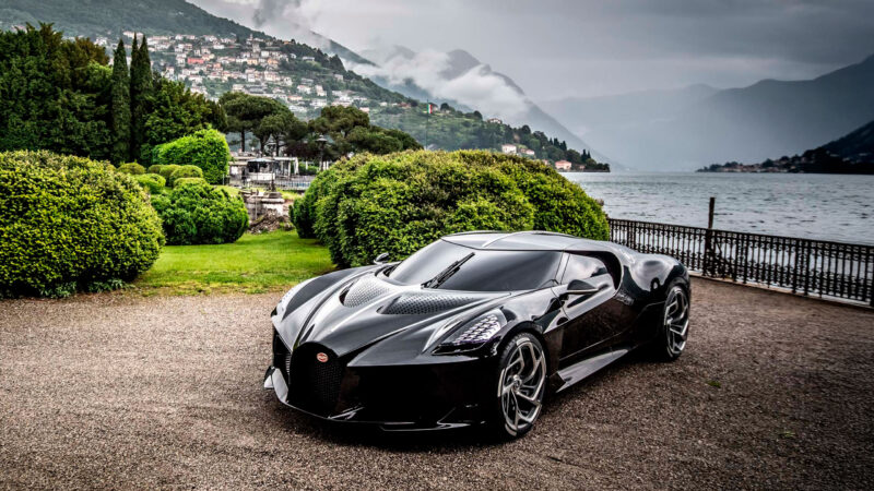 Bugatti La Voiture Noire estacionado frente al lago de Como, Italia.
