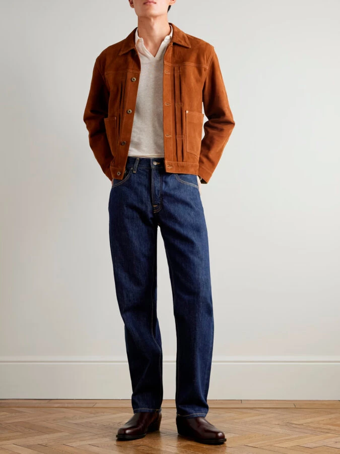 Hombre con chaqueta de ante marrón, camiseta clara, vaqueros rectos y botines Chelsea marrones
