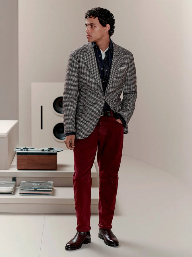 Look de hombre con pantalones rojos borgoña de Brunello Cucinelli otoño 2025