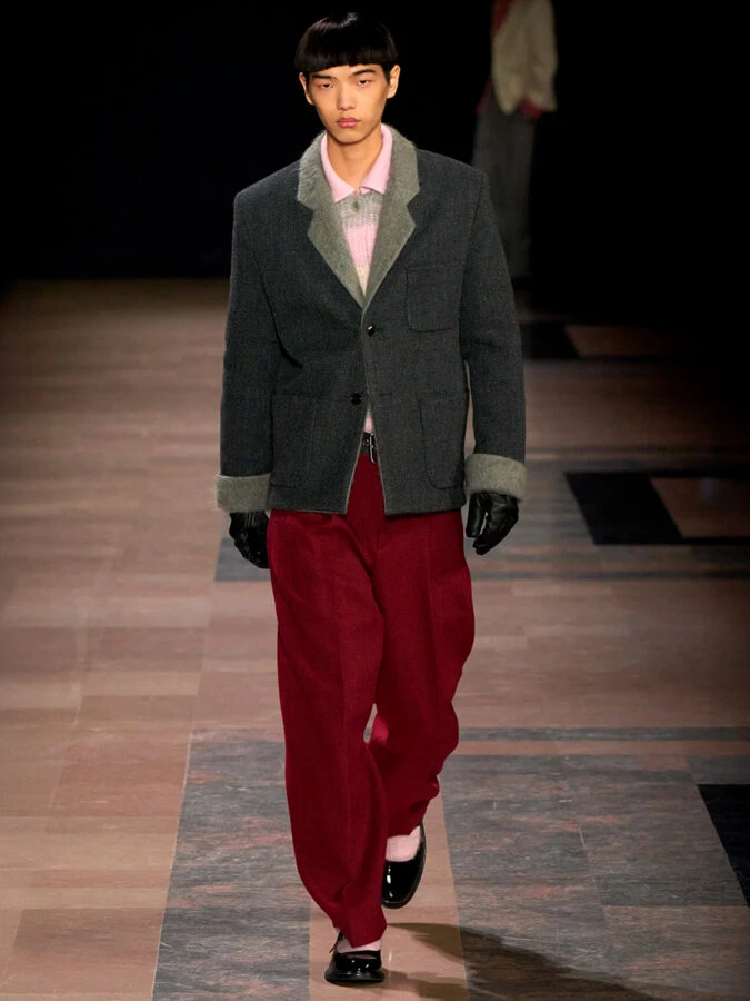 Pantalones rojos de hombre en pasarela Kenzo otoño-invierno 2025