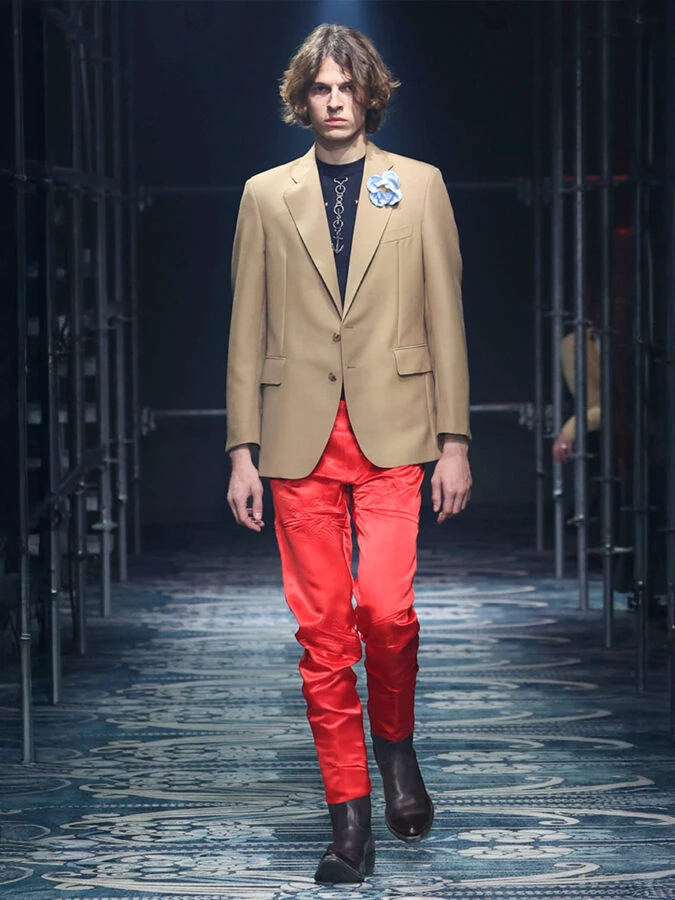 Pantalones rojos de hombre en la colección de Prada otoño-invierno 2025