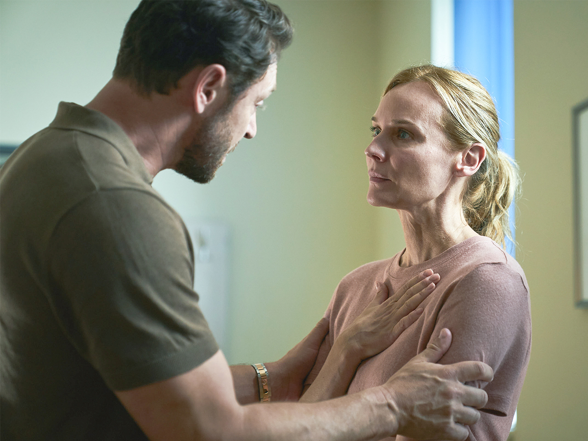 Diane Kruger en una escena de tensión junto a su pareja en Pequeños Desastres.