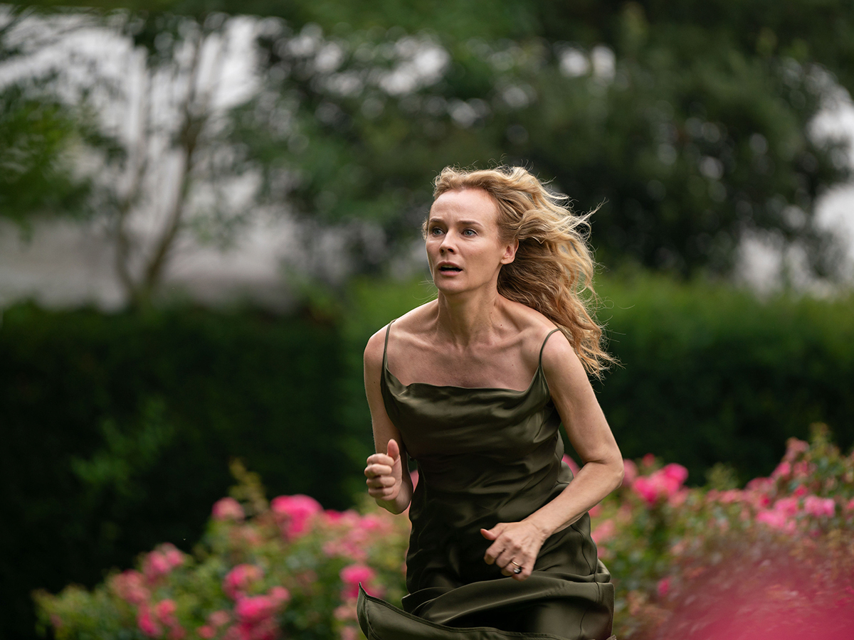 Diane Kruger corriendo en un jardín en Pequeños Desastres, la nueva miniserie de HBO Max.