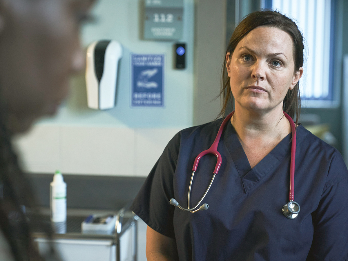 Jo Joyner como Liz, médica de urgencias en Pequeños Desastres, la miniserie de HBO Max.