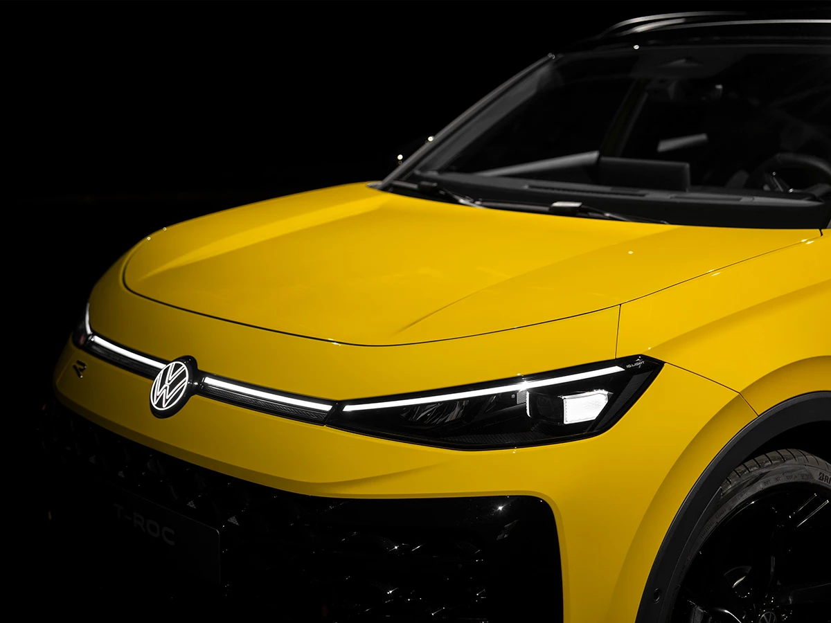 frontal del Volkswagen T-Roc 2025 amarillo con faros LED IQ.LIGHT