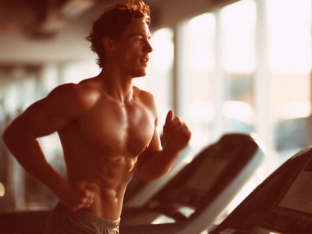 Hombre corriendo en cinta; cardio moderado del plan 3+2 de 45 minutos para reducir grasa y mejorar composición corporal