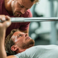 hombre entrenando press de banca al fallo muscular