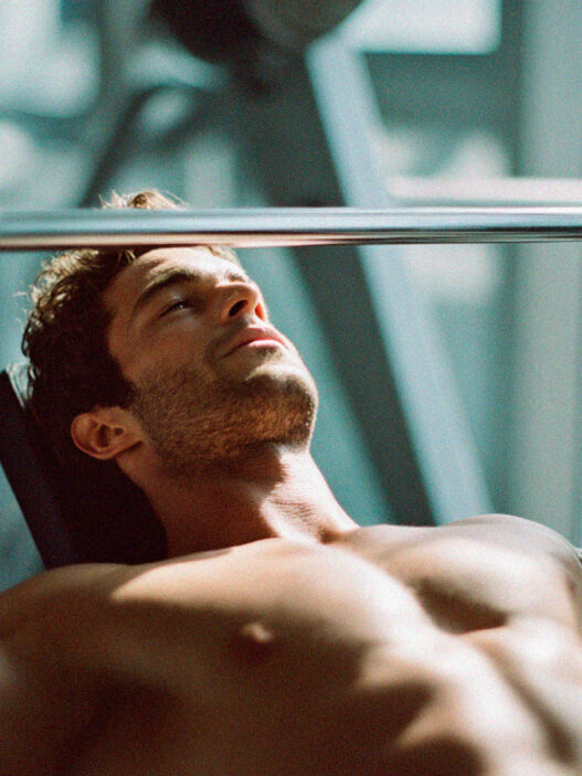 Hombre realizando press de banca inclinado en gimnasio; plan de 8 semanas con cardio y fuerza para ganar músculo y reducir grasa