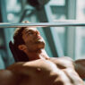 Hombre realizando press de banca inclinado en gimnasio; plan de 8 semanas con cardio y fuerza para ganar músculo y reducir grasa