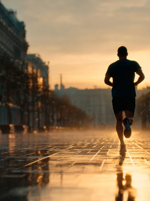 hombre haciendo running por la mañana temprano
