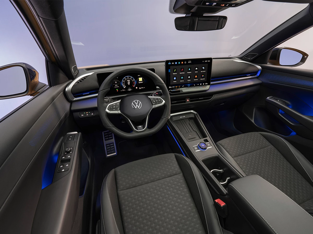 interior del Volkswagen T-Roc 2025 con pantalla de 33 cm e iluminación ambiental azul