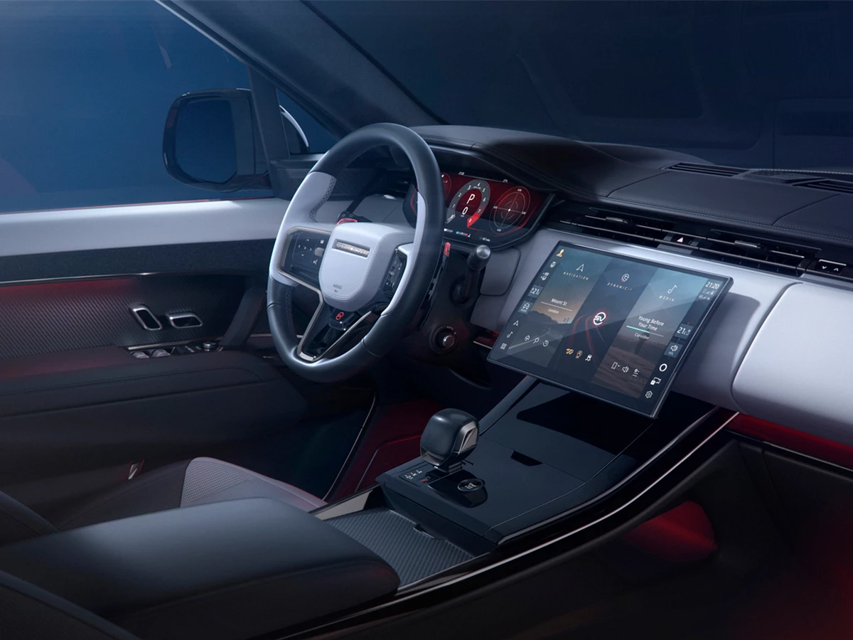 Interior del nuevo Range Rover Sport SV Carbon con pantalla táctil y volante deportivo