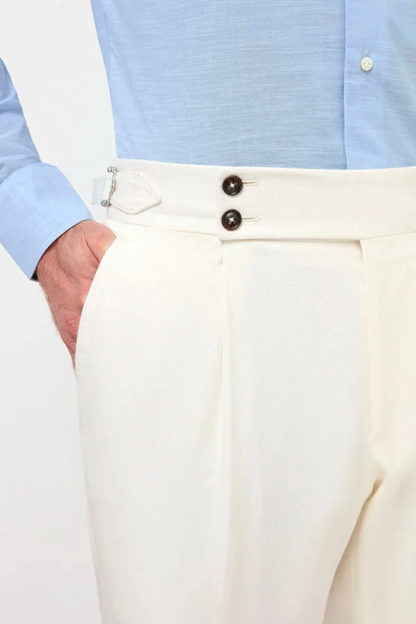 Pantalón blanco con hebilla y doble botón en la cintura