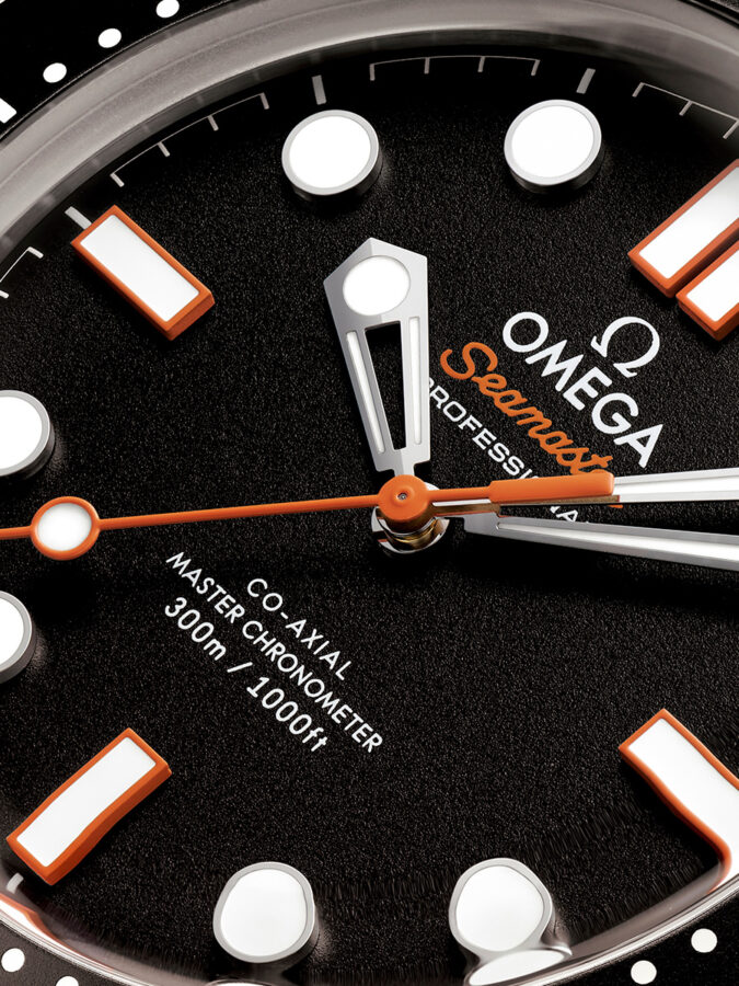 Detalle de la esfera del OMEGA Seamaster Diver 300M en negro con índices y segundero en naranja.