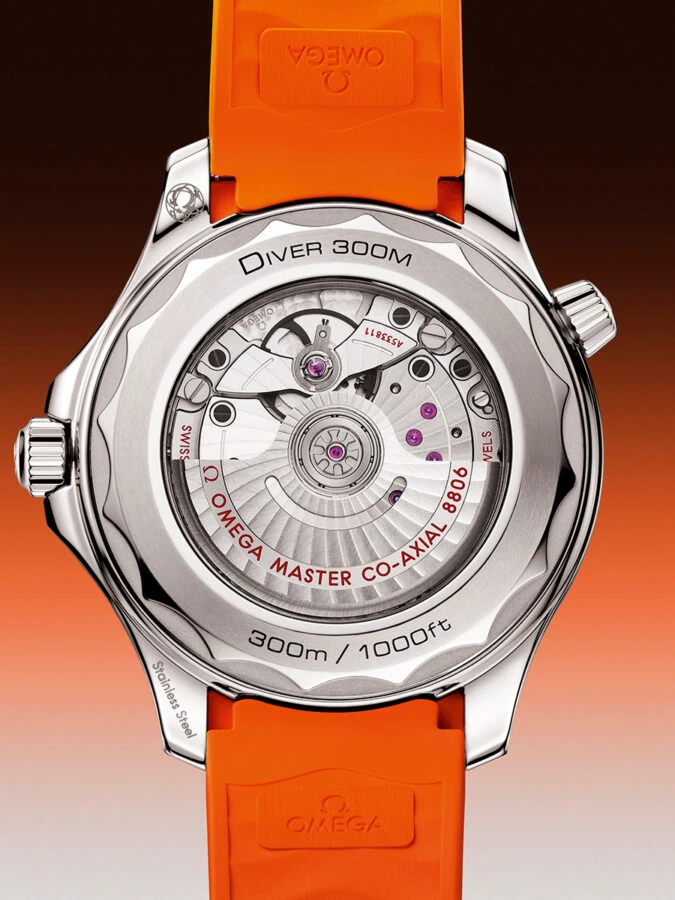 Vista del movimiento calibre 8806 del OMEGA Seamaster Diver 300M a través del fondo transparente.