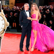 George Clooney posa junto a su mujer en la alfombra roja del 82º Festival Internacional de Cine de Venecia