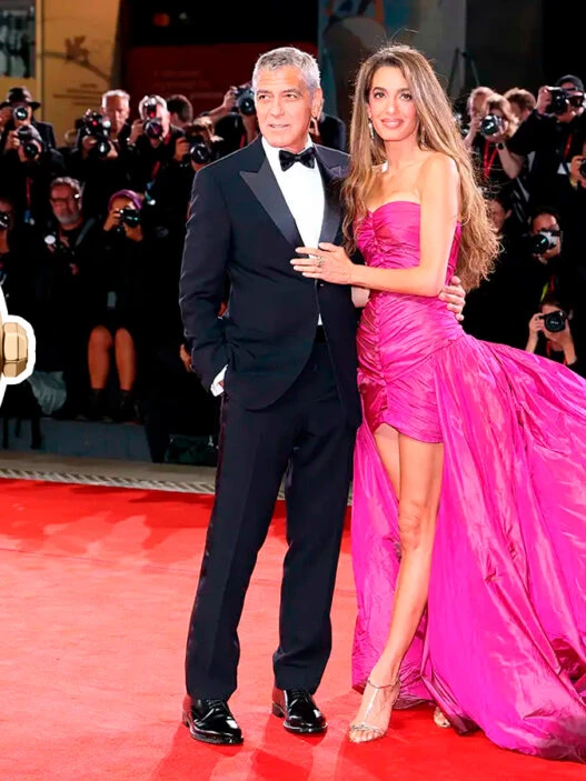 George Clooney posa junto a su mujer en la alfombra roja del 82º Festival Internacional de Cine de Venecia
