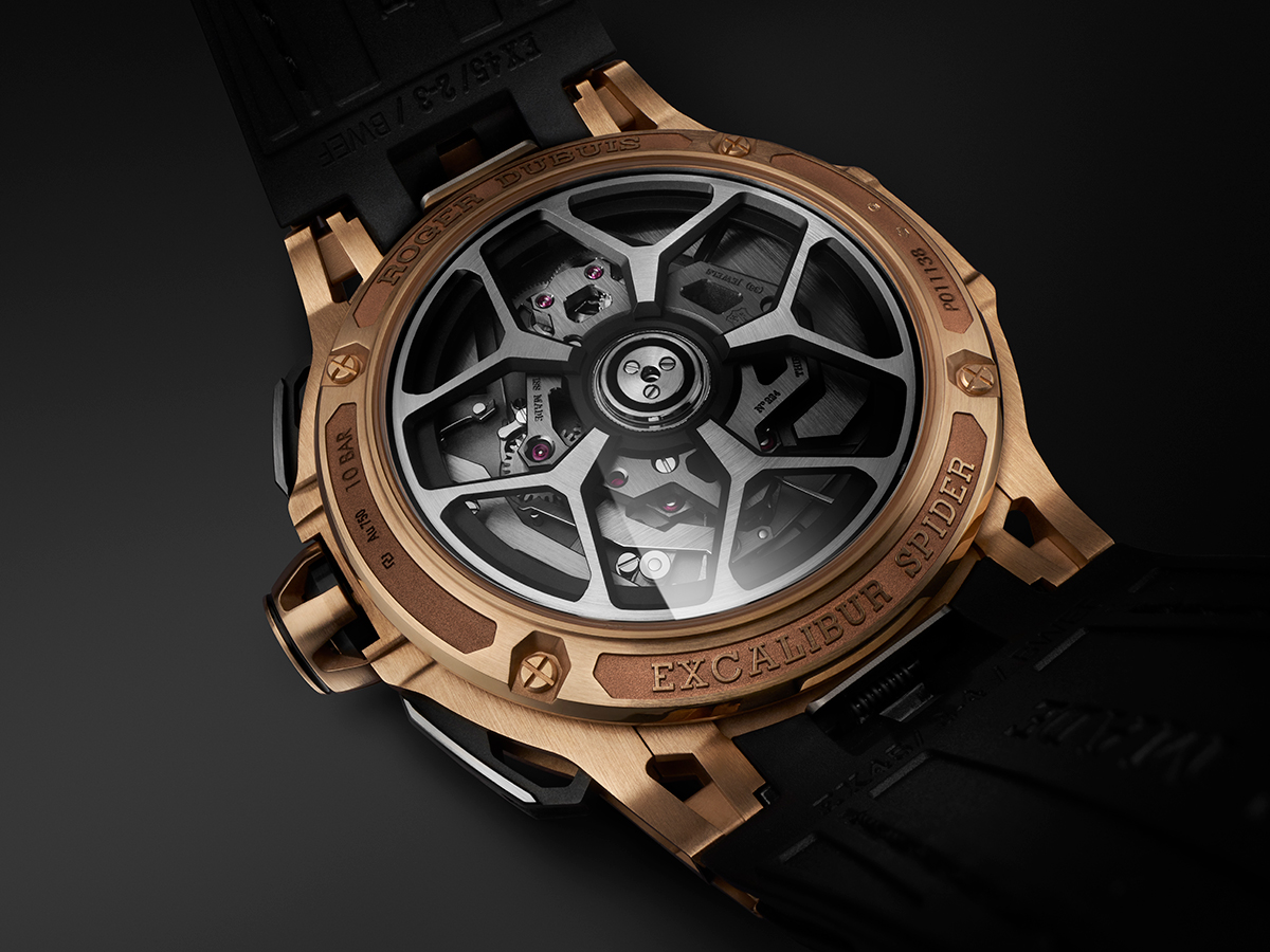 Reverso del reloj Roger Dubuis Excalibur Spider Flyback Chronograph con rotor en forma de llanta de supercoche.