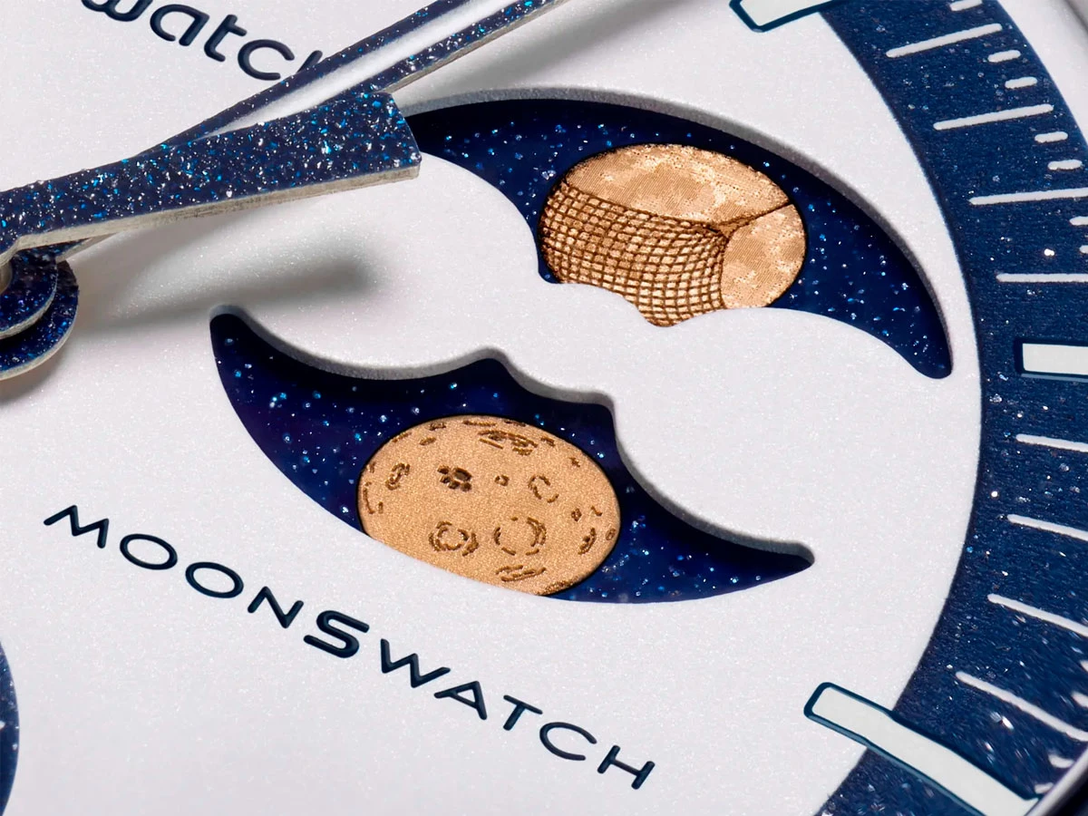 Detalle de las fases lunares del reloj MoonSwatch en oro Moonshine con textura grabada.