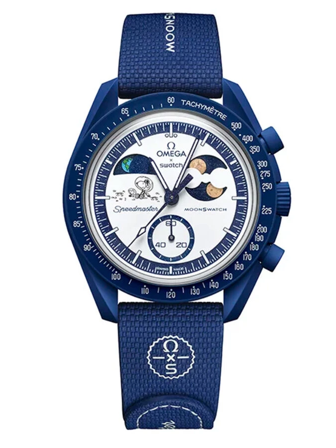 Imagen del reloj completo MoonSwatch Mission to EarthPhase Moonshine Gold con correa textil azul.