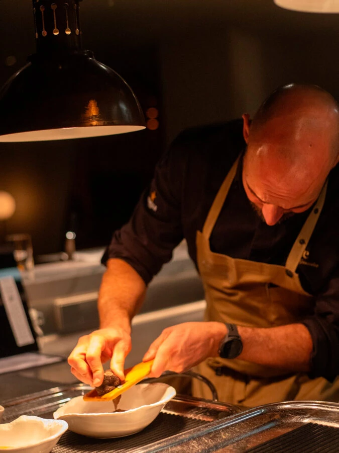 Chef del restaurante Caelis emplatando uno de los platos del menú degustación.