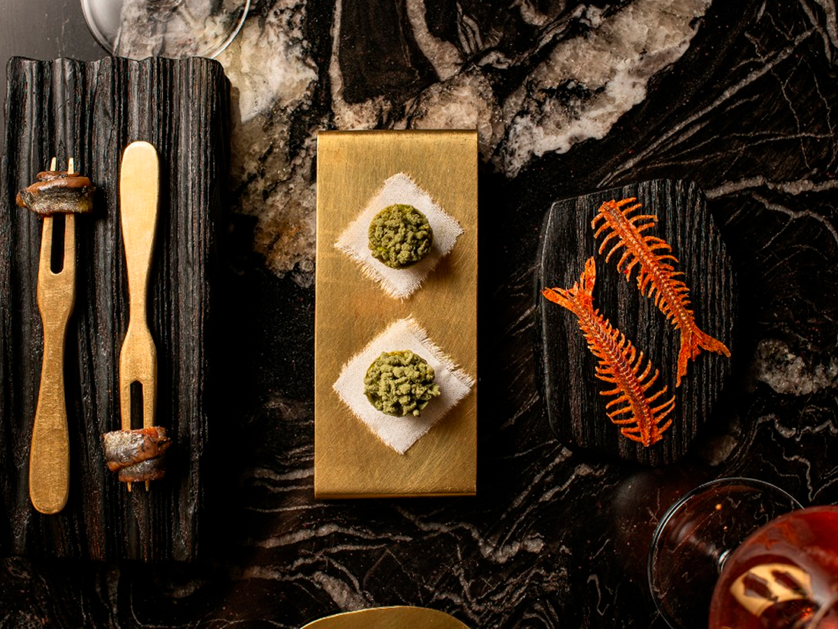 Aperitivos del menú degustación del restaurante Cebo en Madrid, con creaciones marinas y emplatado artístico.