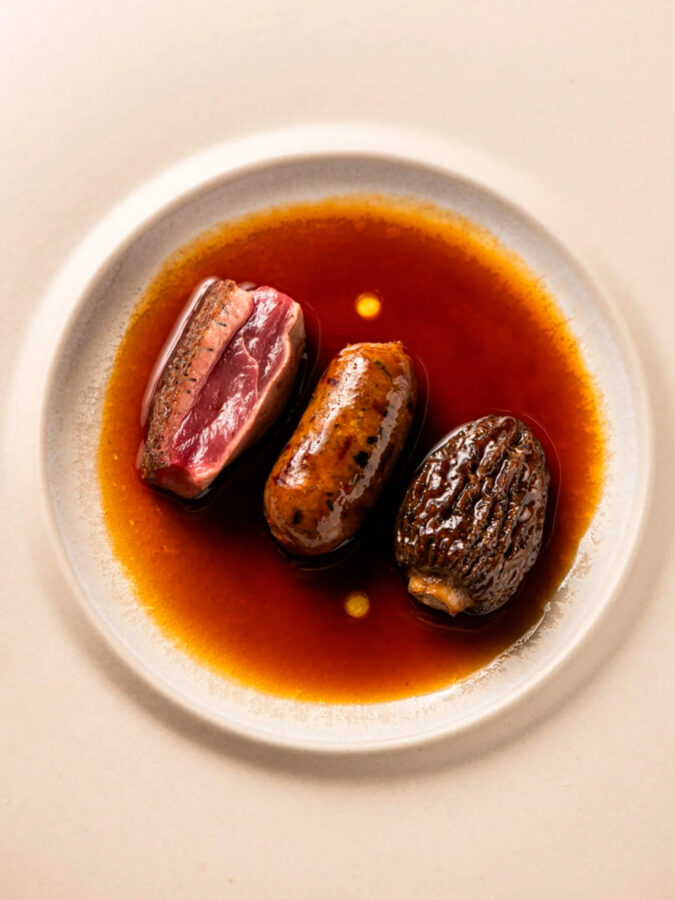 Plato de canetón semisalvaje con colmenilla del Pirineo del restaurante Cebo en Madrid.