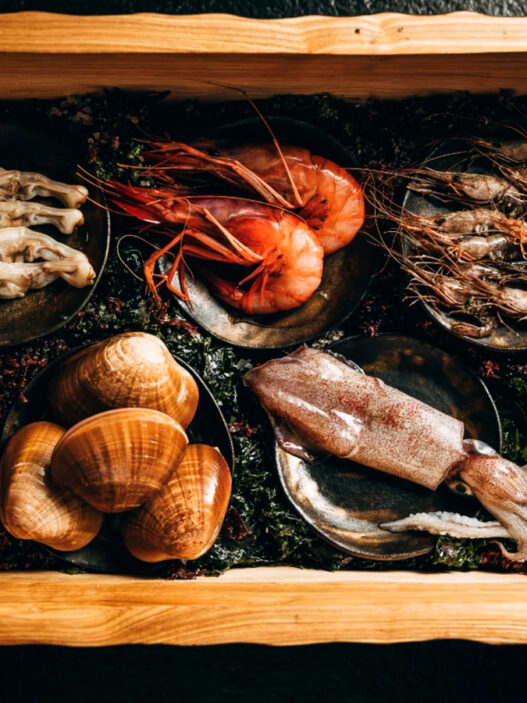 Selección de mariscos frescos para el menú degustación del restaurante Cebo en Madrid.