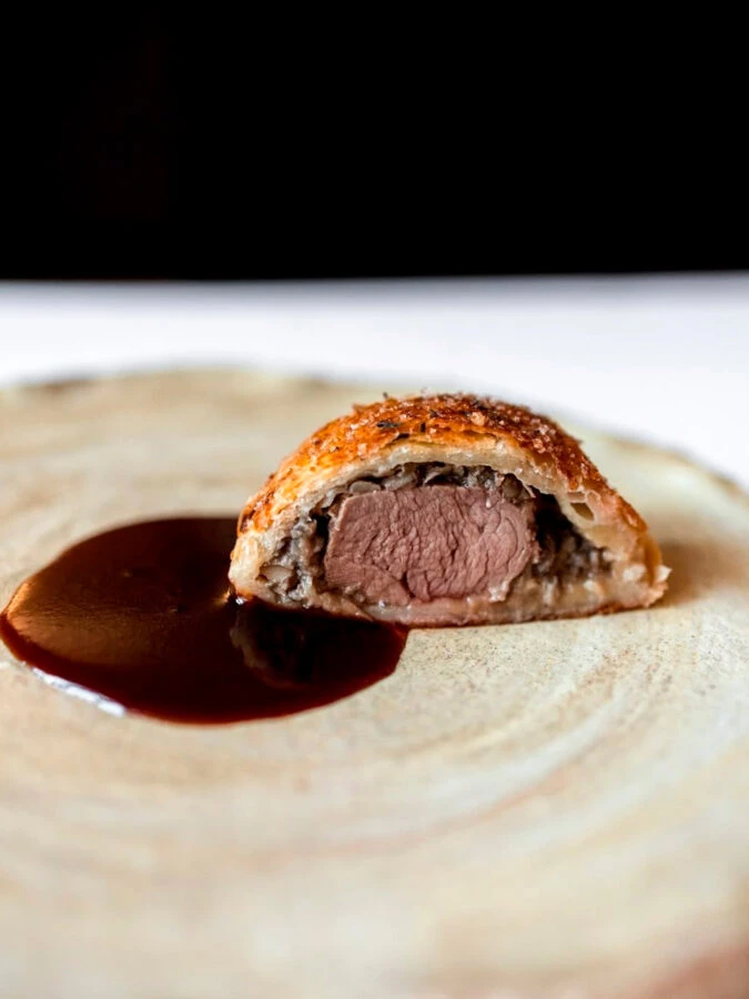 Wellington de ciervo con remolacha en texturas, plato principal del menú degustación Tajo en Chirón.