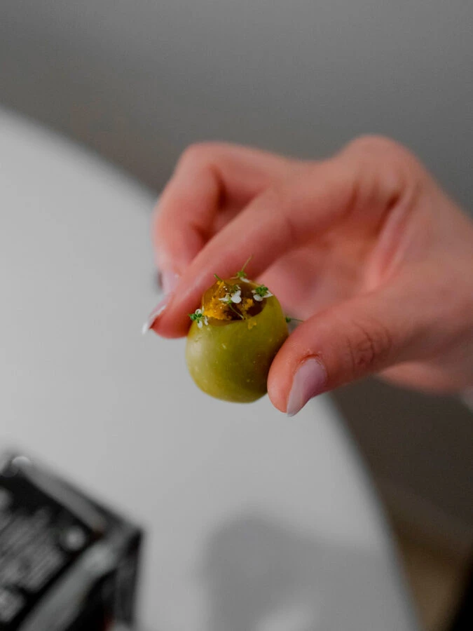 Aceituna del Vermut servida en el restaurante Chirón como apertura del menú degustación Tajo.