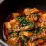 Guiso de callos, pata y morro servido en cazuela en el restaurante La Tasquería de Madrid.